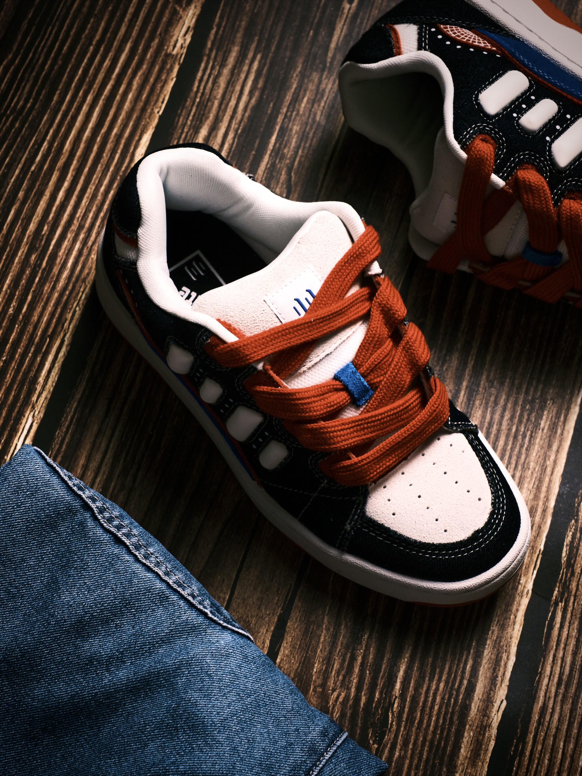 极具复古感的“蜘蛛侠”小板鞋
这双鞋给我的第一感觉,就想称它为“蜘蛛侠配色”,黑色为主色调,亮红色搭